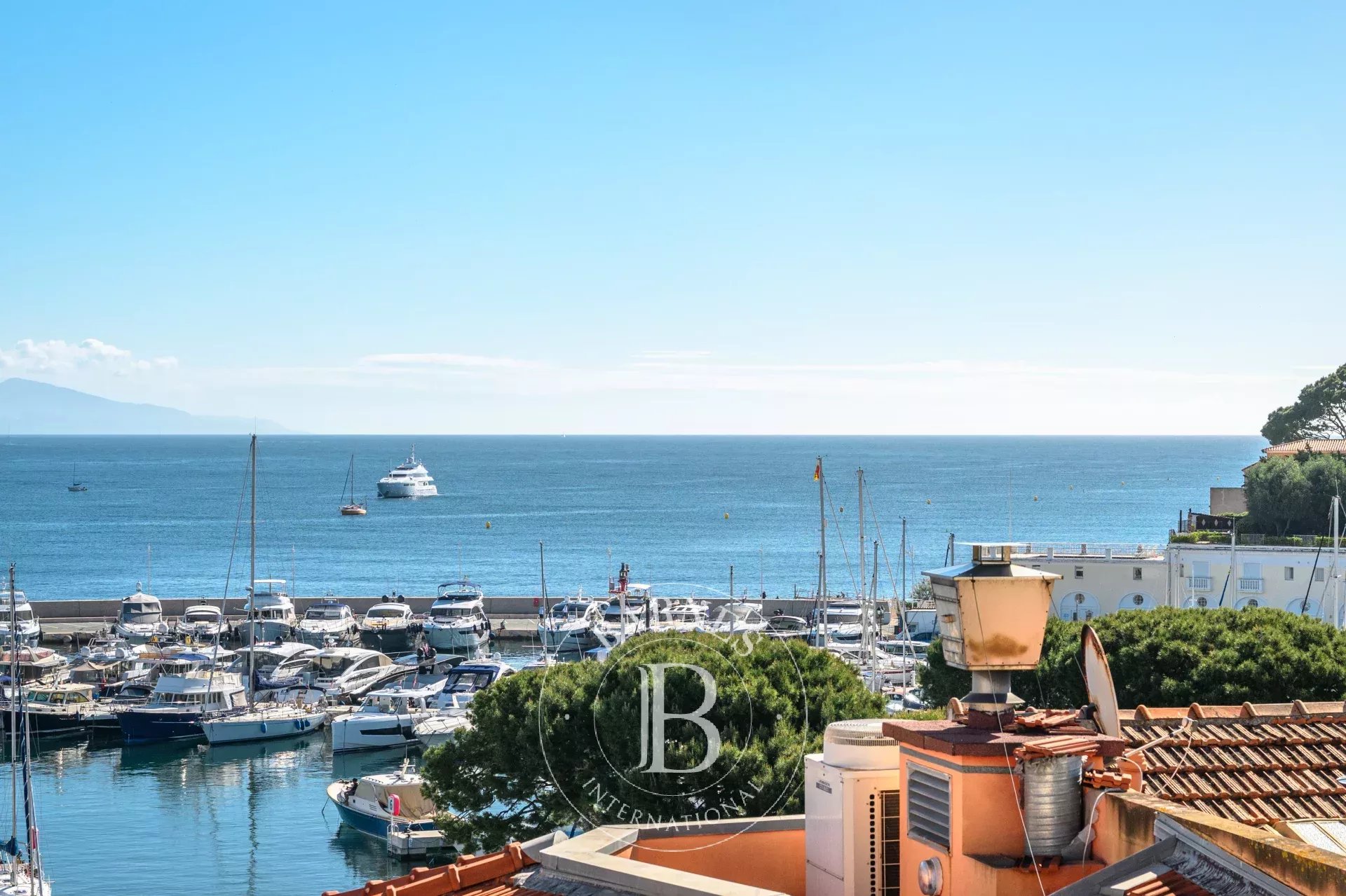SAINT-JEAN-CAP-FERRAT – APPARTEMENT EN DERNIER ÉTAGE AVEC APERÇU MER ET JARDIN PRIVATIF