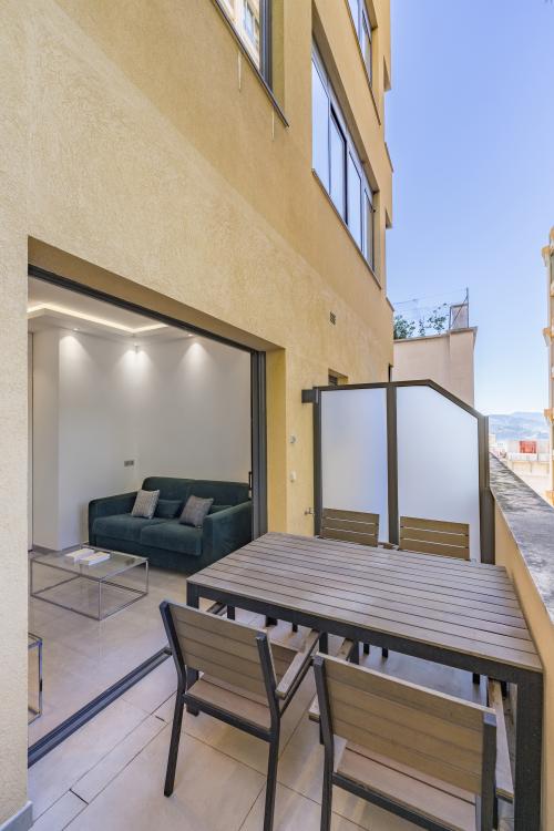 BETTINA: moderne studio rénové avec terrasse en location