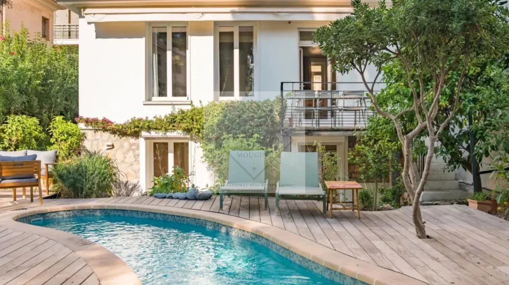 Emplacement Privilégié au Cœur de Cannes : Maison de Ville avec Piscine et Stationnement Privatif