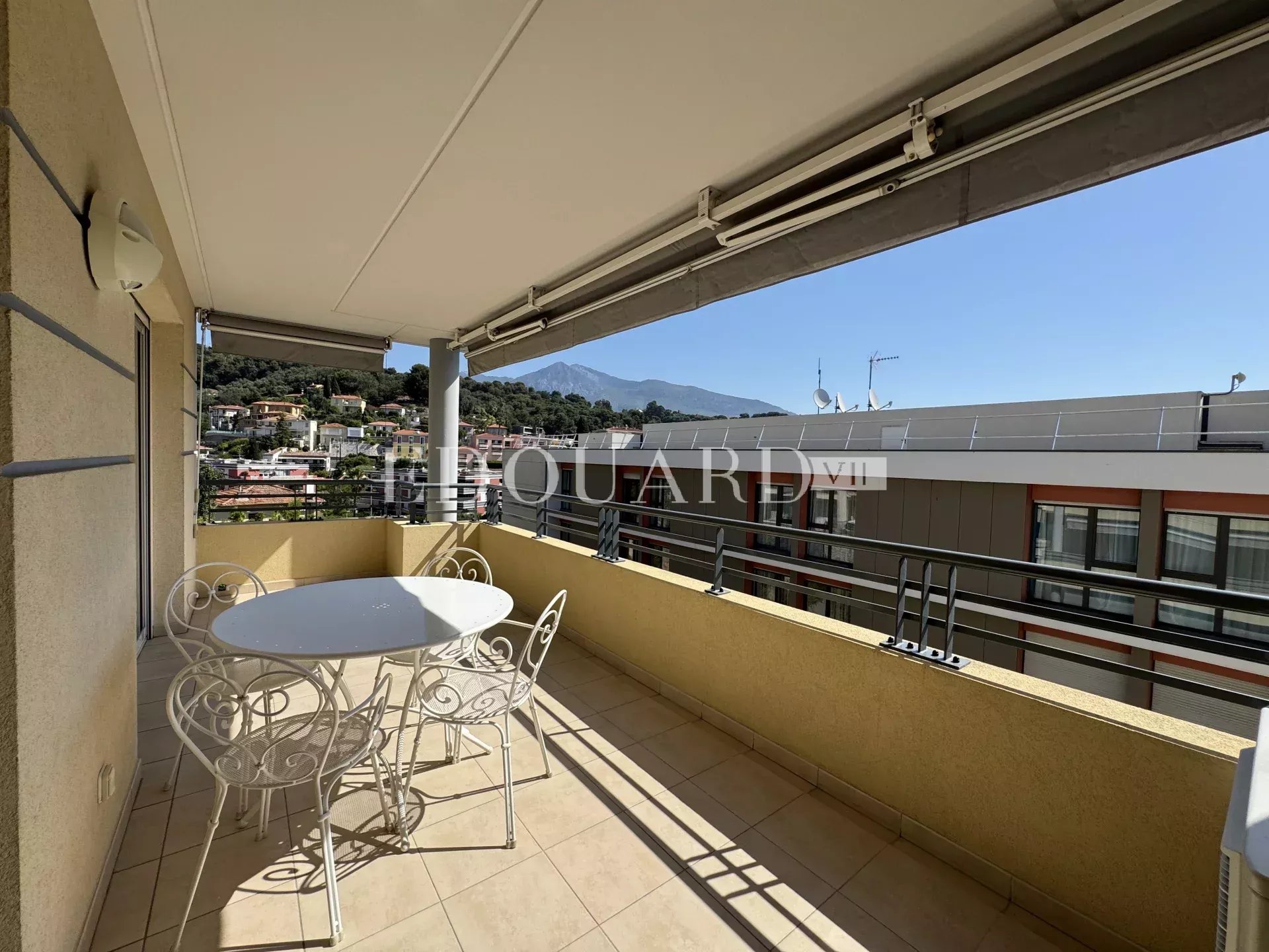 Trois pièces meublé avec terrasse et garage, proche de tous les commerces, des plages et de la gare