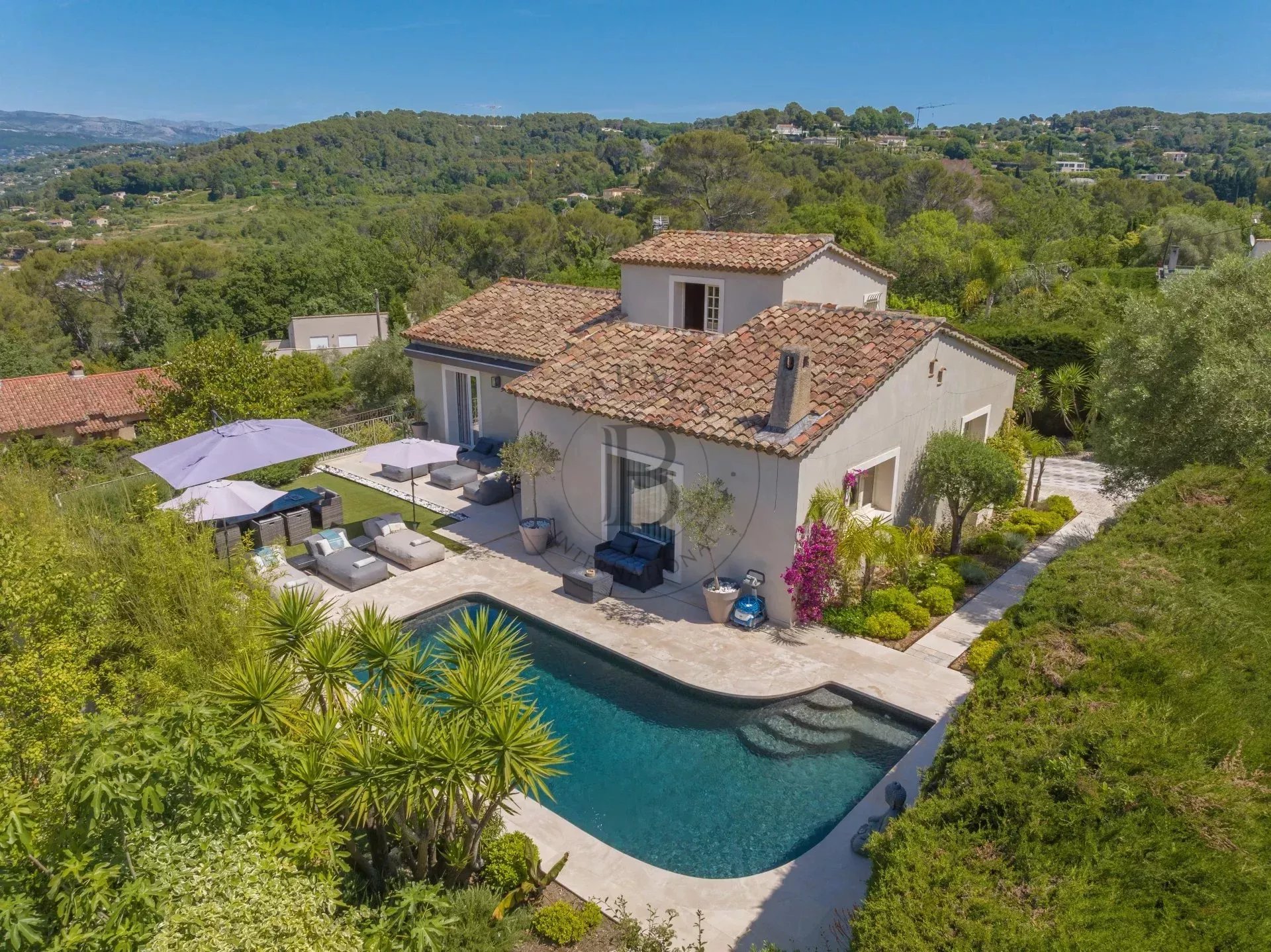 MOUGINS - VILLA RÉNOVÉE - DOMAINE SÉCURISÉ