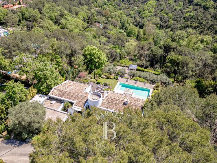 Valbonne - Domaine fermé - Exceptionnelle propriété au calme avec maison d'amis à 3 minutes du village