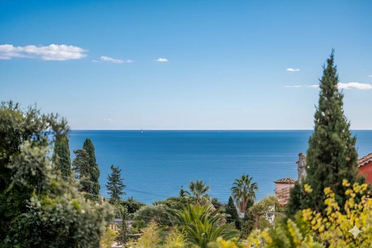 CANNES CROIX DES GARDES - MAISON DE CARACTERE – BEAUX VOLUMES
