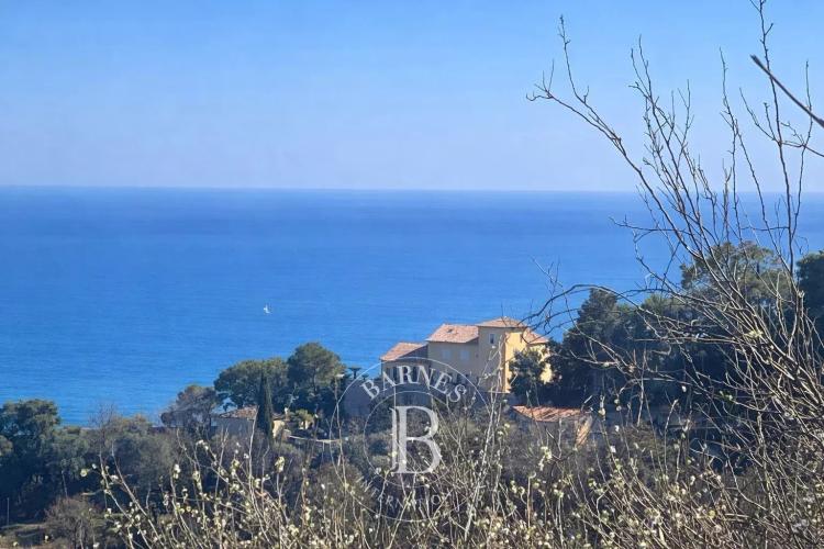 EXCLUSIVITÉ - VILLEFRANCHE-SUR-MER – TERRAIN AVEC MAISON À RÉHABILITER BÉNÉFICIANT D’UN PERMIS ACCORDÉ
