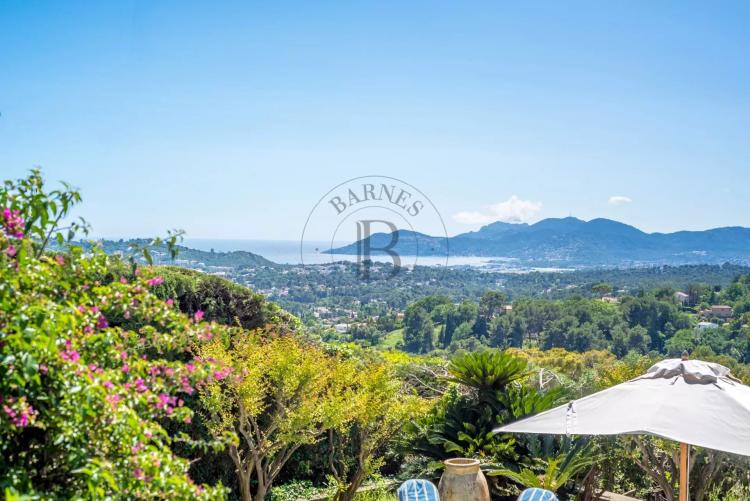 MOUGINS – PROPRIÉTÉ PROVENÇALE - VUE MER