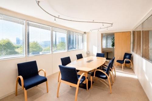 
Business Center Premium – Bureaux d’Exception avec Vue sur le Lac