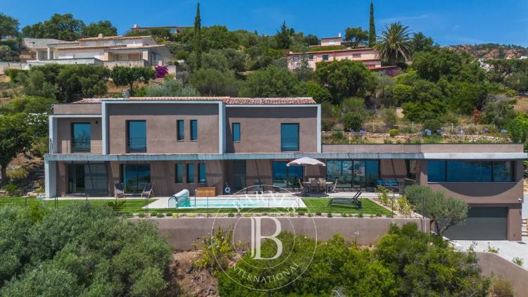 SAINT-RAPHAËL - VILLA CONTEMPORAINE - VUE MER PANORAMIQUE