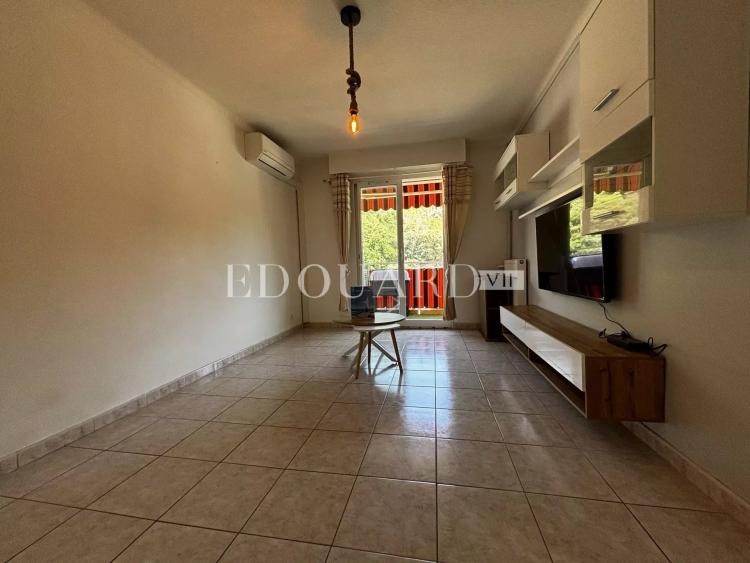 Sur la commune de Menton, en exclusivité deux pièces en bon état avec terrasse et vue dégagée