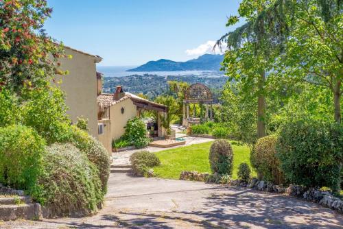 MOUGINS – PROPRIÉTÉ PROVENÇALE - VUE MER