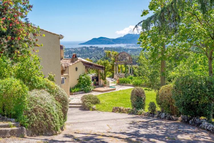 MOUGINS – PROPRIÉTÉ PROVENÇALE - VUE MER