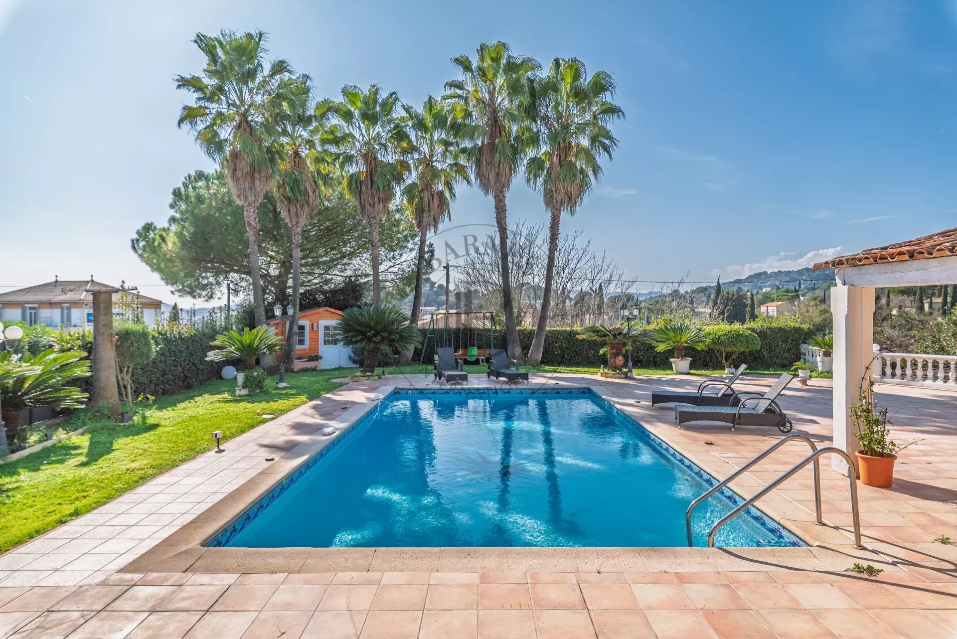 MOUGINS – DOMAINE SÉCURISÉ - VUE SUR LE VILLAGE