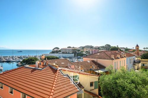 SAINT-JEAN-CAP-FERRAT – APPARTEMENT EN DERNIER ÉTAGE AVEC APERÇU MER ET JARDIN PRIVATIF