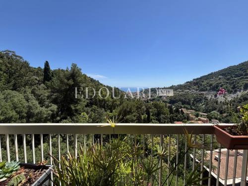 Quatre pièces en bon état avec jolie terrasse, belle vue panoramique jusqu'à la mer, cave, possibilité garage