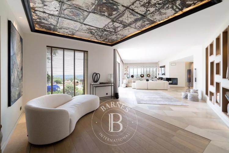 PROCHE MOUGINS – PROPRIÉTÉ D’EXCEPTION – VUE MER