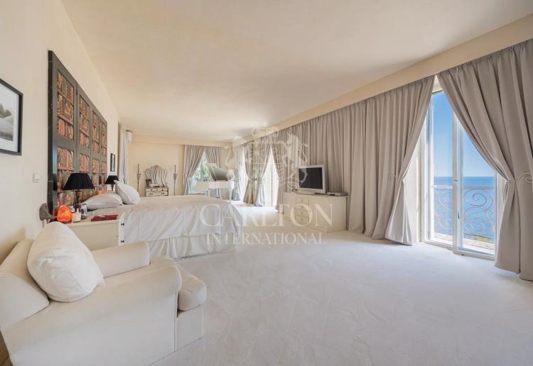 Villa d’exception à pied des plages, offrant une vue mer panoramique et deux maisons d’invités