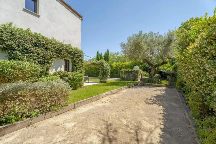 Villa récente à pied de la plage et proche du village de Saint-Tropez à vendre