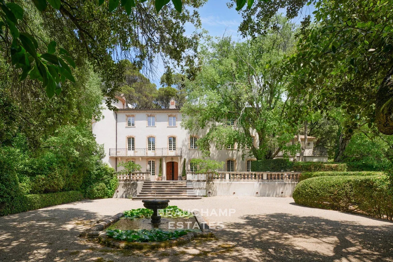 Château d'exception de 15 chambres au cœur d'un domaine préservé – Lorgues