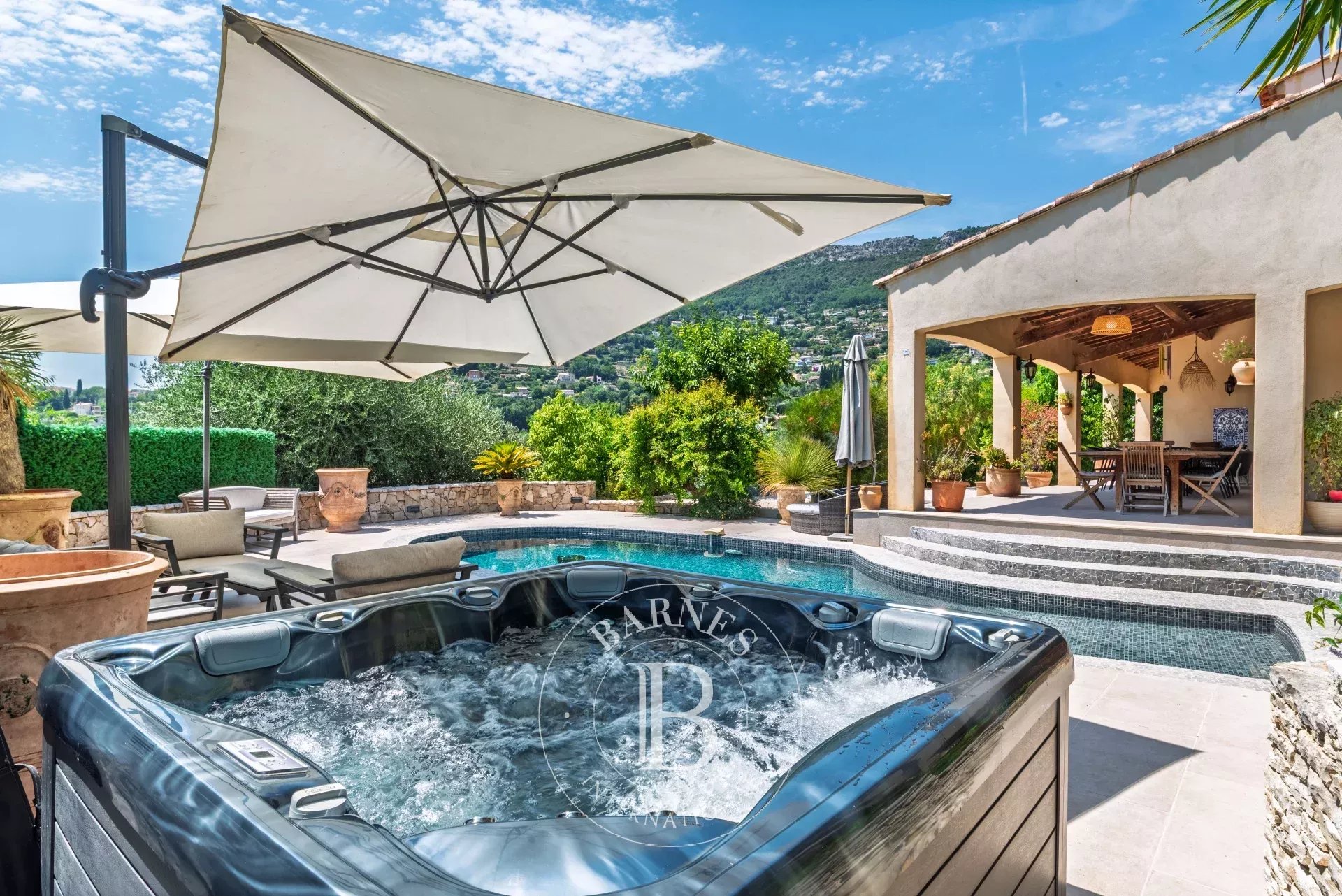 Vence – Villa au cœur d’un domaine fermé - 5 chambres - vue  village et collines