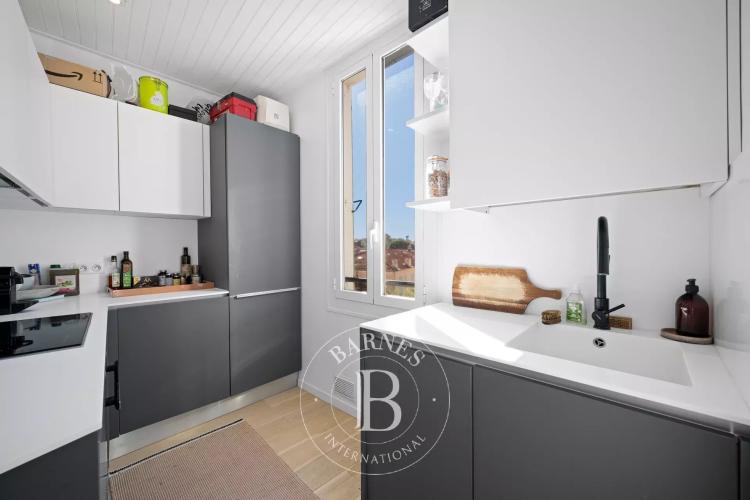 SAINT-JEAN-CAP-FERRAT – APPARTEMENT EN DERNIER ÉTAGE AVEC APERÇU MER ET JARDIN PRIVATIF