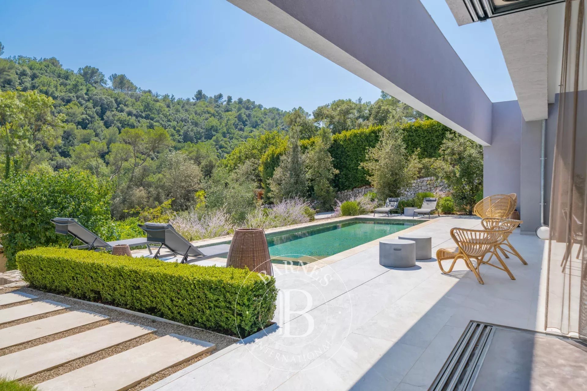 Valbonne, au pied du village, villa d'exception, piscine