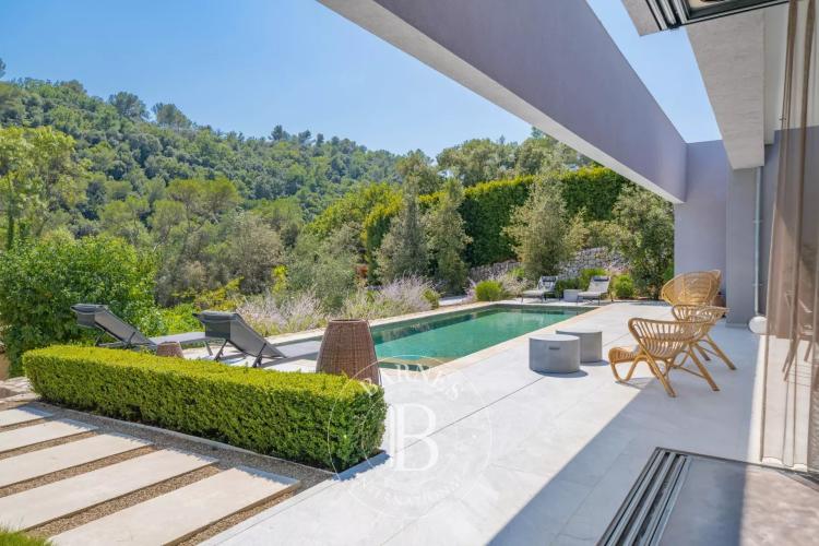 Valbonne, au pied du village, villa d'exception, piscine