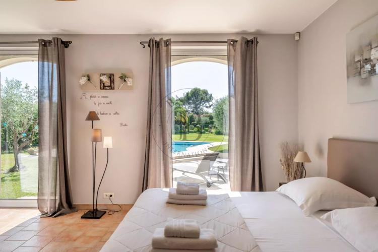 MOUGINS - VILLA DE CHARME - PROCHE VILLAGE