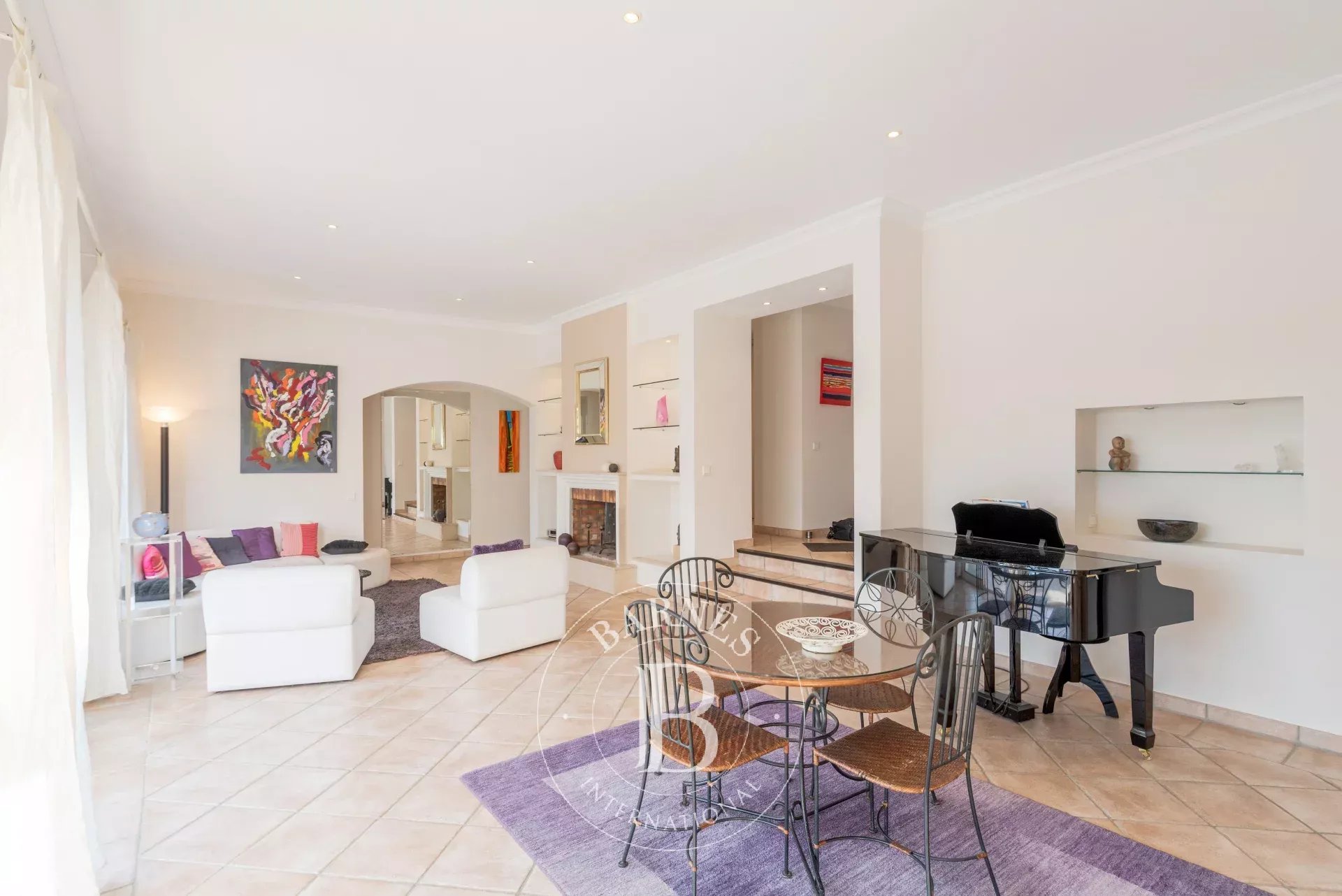 À pied du village de Valbonne – Villa plein sud, piscine, studio indépendant