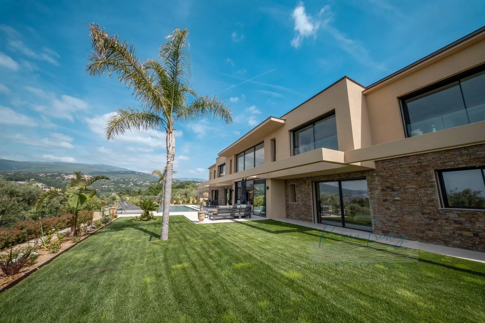 OPIO: Contemporaine dans domaine privé avec vue sur le golf et le vieux village