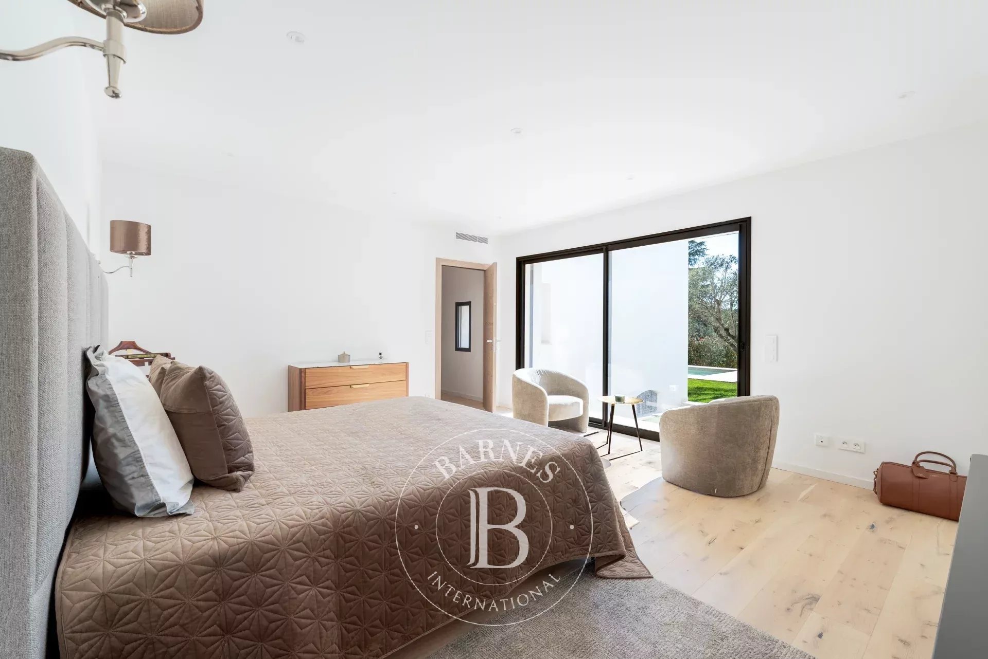 5 mn du village de Valbonne - Villa rénovée 5 chambres - Au calme absolu