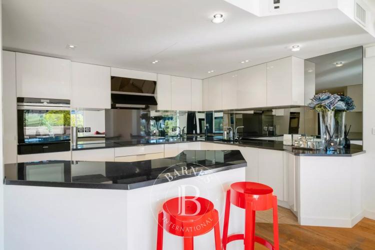 VILLEFRANCHE-SUR-MER — ÉLÉGANT DUPLEX AVEC VUE PANORAMIQUE DÉGAGÉE
