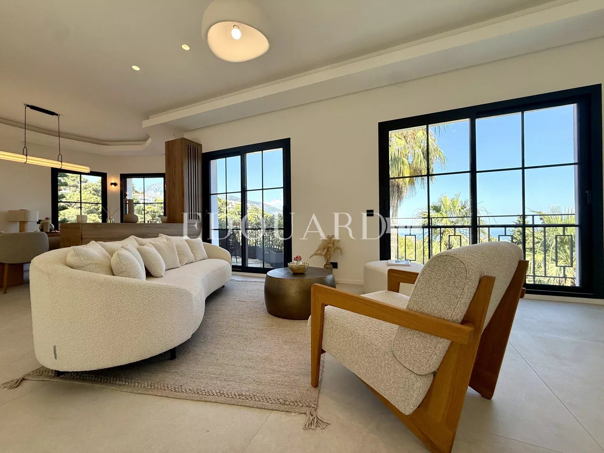 Superbe villa contemporaine avec piscine, une oasis de lumière au cœur de Roquebrune Cap Martin