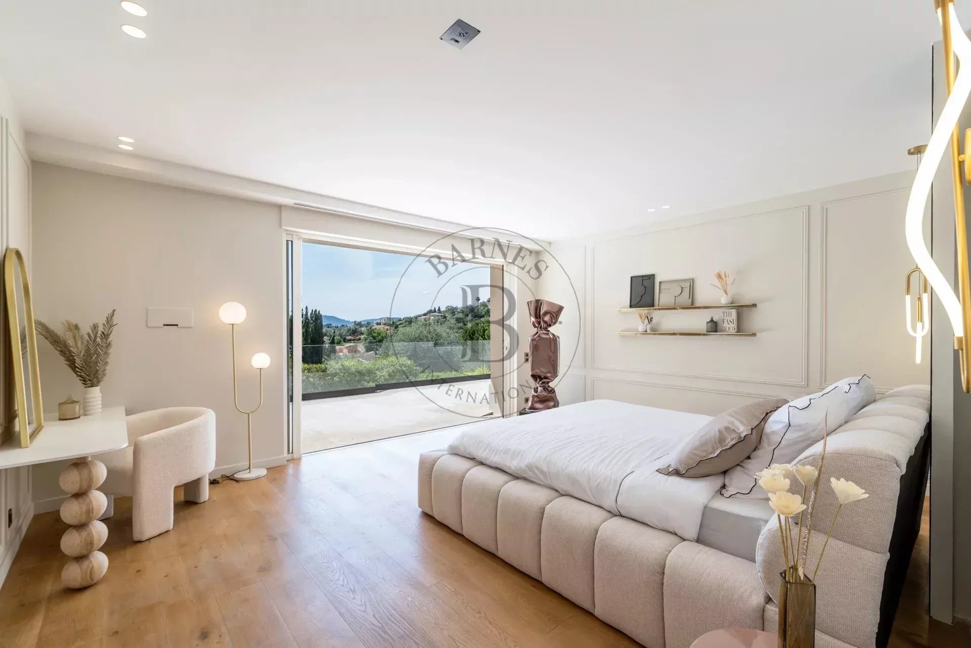 MOUGINS – VILLA RÉNOVÉE AU CALME AVEC VUE PANORAMIQUE – À PIED DES COMMERCES