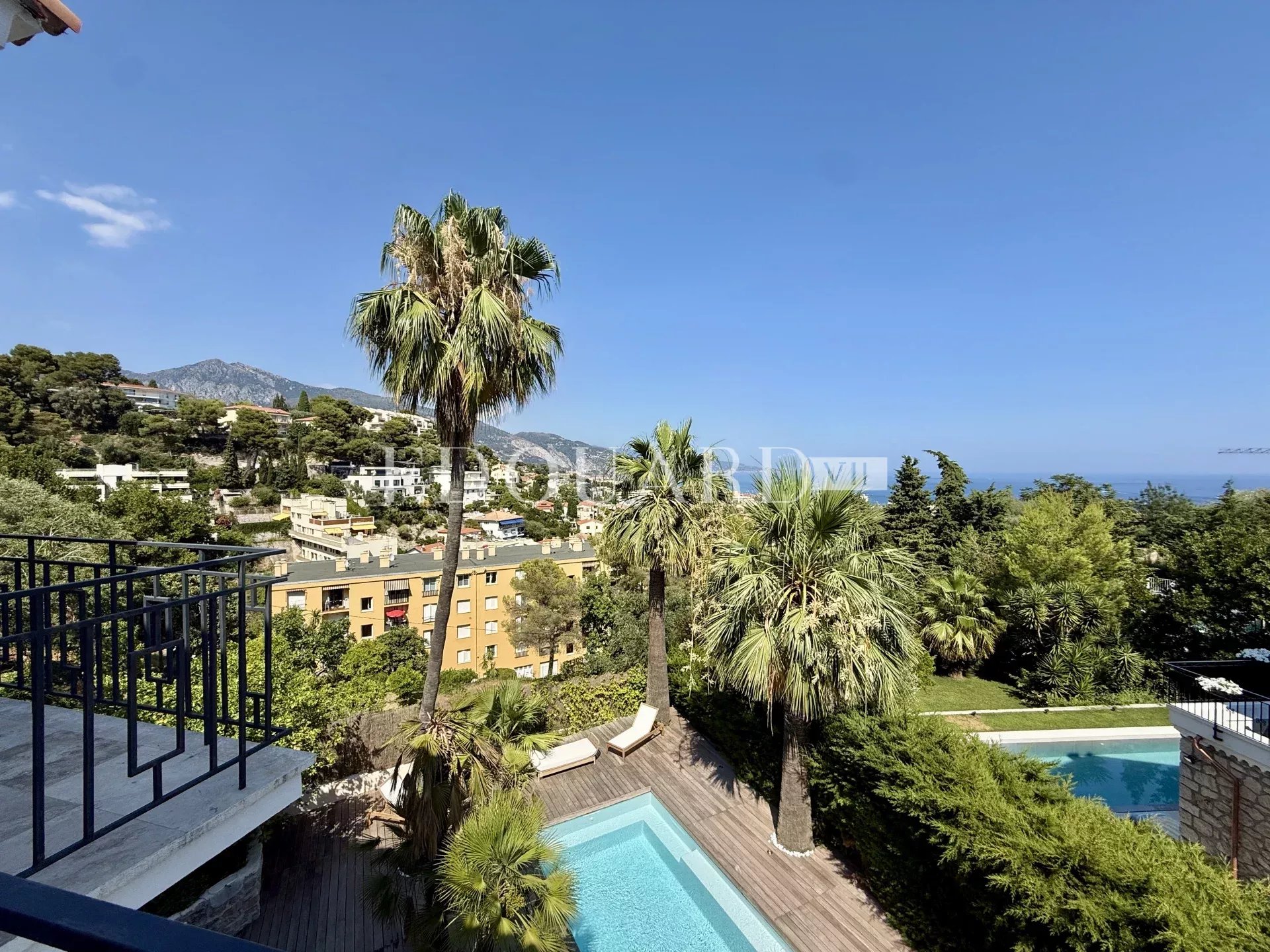 Superbe villa contemporaine avec piscine, une oasis de lumière au cœur de Roquebrune Cap Martin