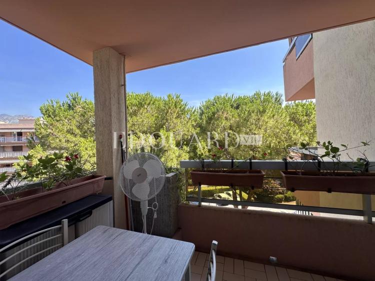 En exclusivité studio en très bon état avec belle terrasse couverte, idéal investissement locatif