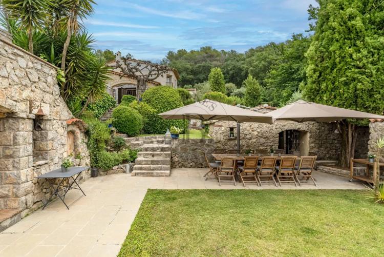 PROCHE MOUGINS - VILLA DE CHARME - AU CALME