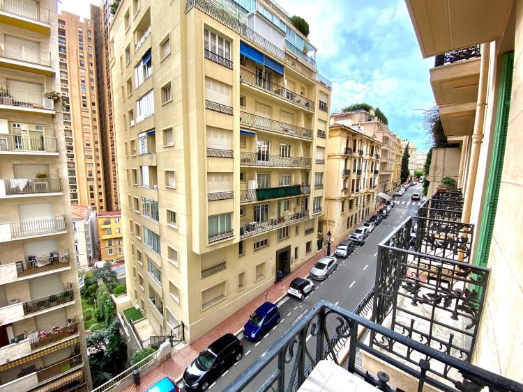 Boulevard des Moulins – Charmant deux-pièces avec balcon – Usage mixte
