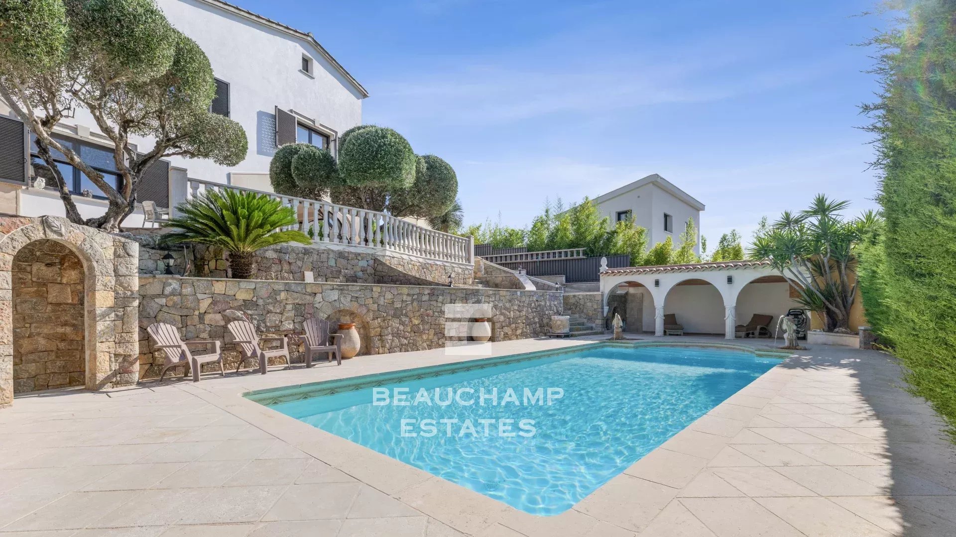 Charmante villa de 4 chambres avec piscine et vue dégagée à Mandelieu
