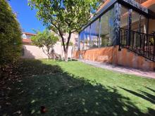 Sur la commune de Roquebrune Cap Martin, quatre pièces avec grande terrasse, vaste jardin, cave, parking