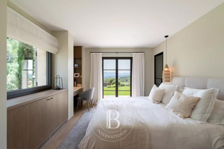 PROCHE MOUGINS – PROPRIÉTÉ D’EXCEPTION – VUE MER