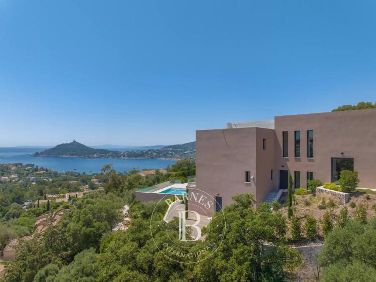 SAINT-RAPHAËL - EXCEPTIONNELLE VILLA CONTEMPORAINE - VUE MER PANORAMIQUE