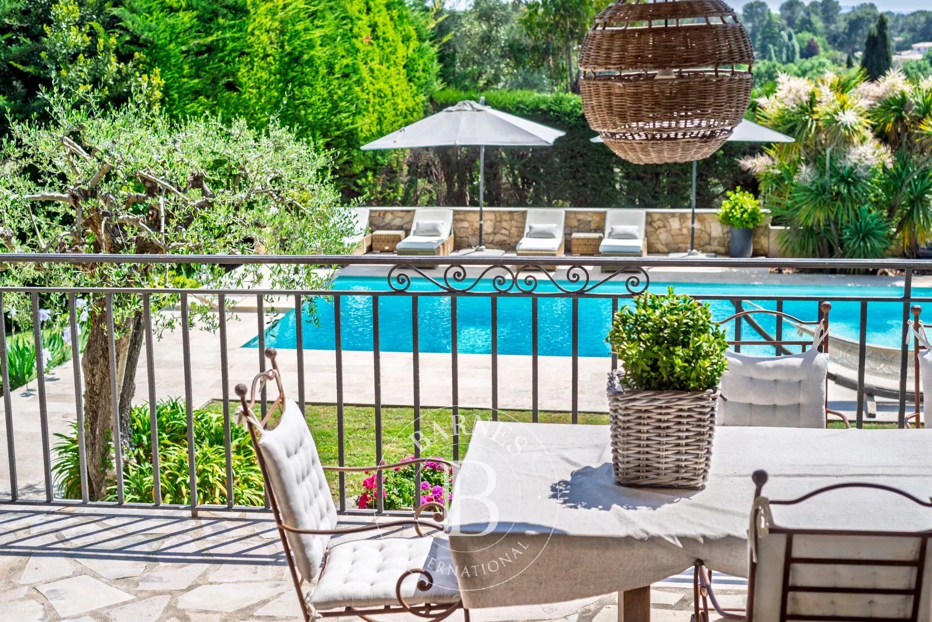 Roquefort-les-Pins, au calme absolu, 4 chambres, studio indépendant et piscine
