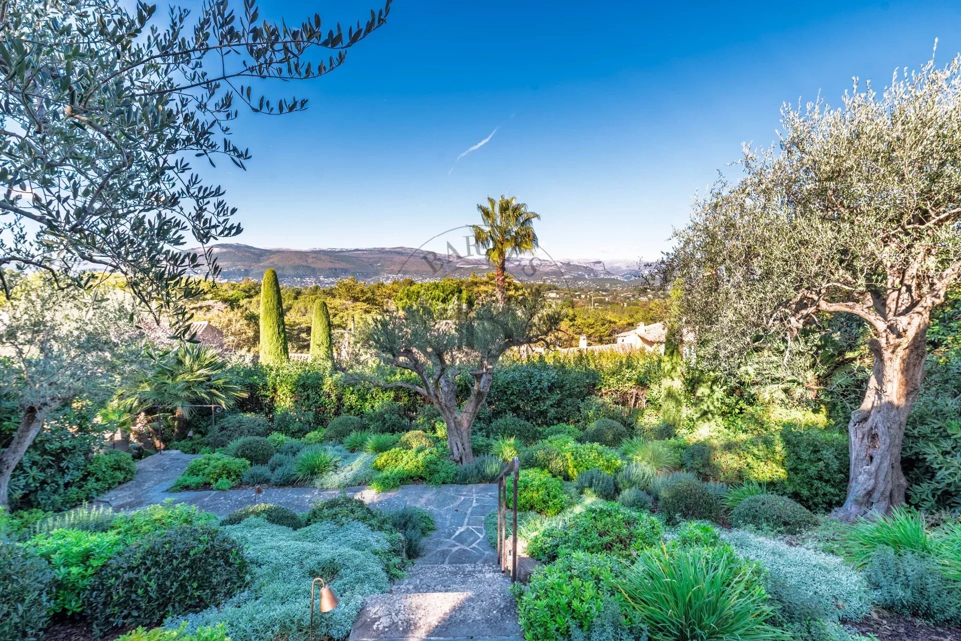 PROCHE MOUGINS – DOMAINE DE CASTELLARAS – VILLA COUELLE