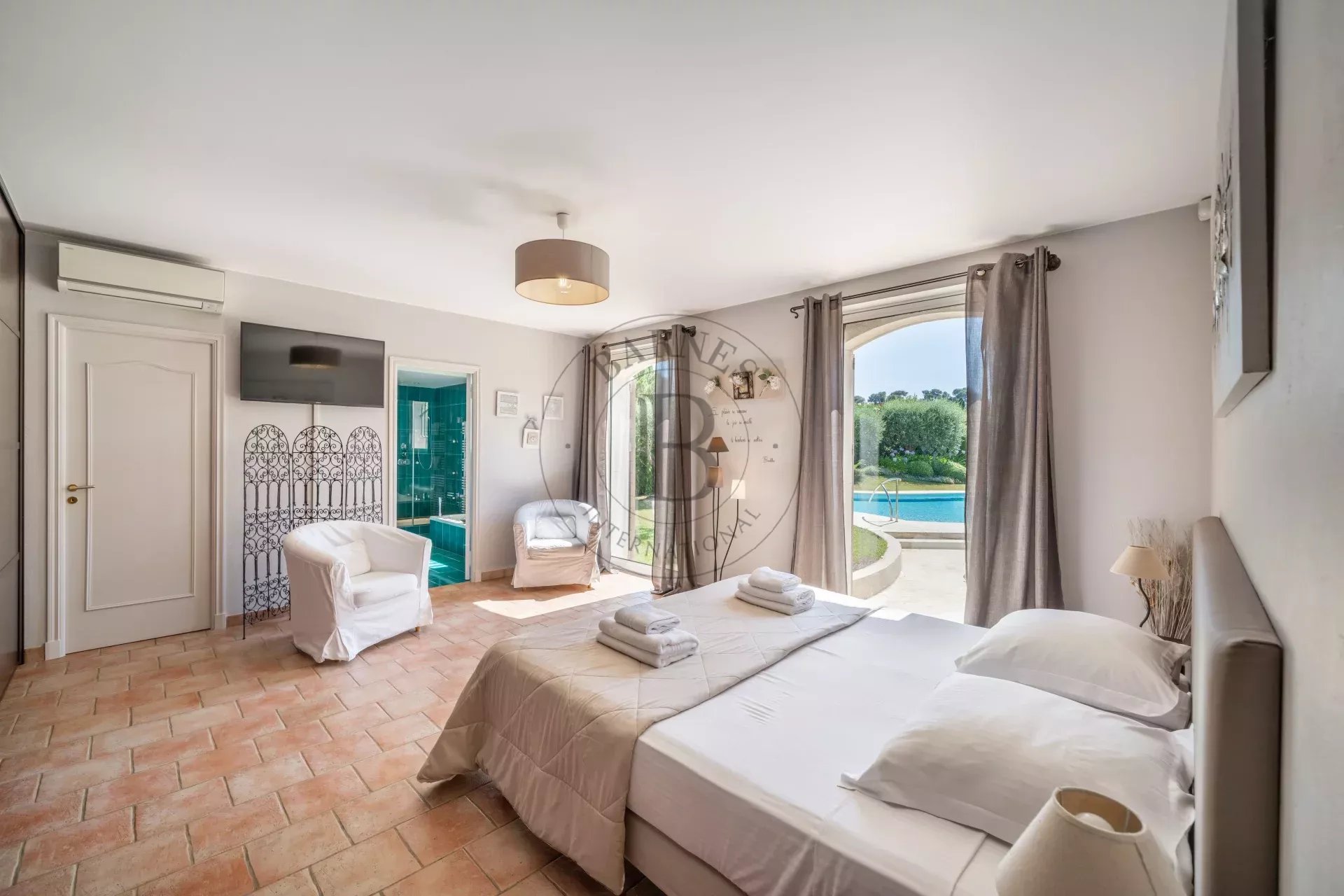 MOUGINS - VILLA DE CHARME - PROCHE VILLAGE