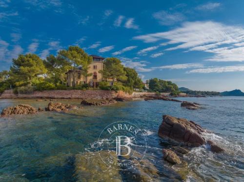 SAINT-RAPHAËL - EXCEPTIONNELLE VILLA PIED DANS L'EAU DATANT DE LA BELLE-ÉPOQUE