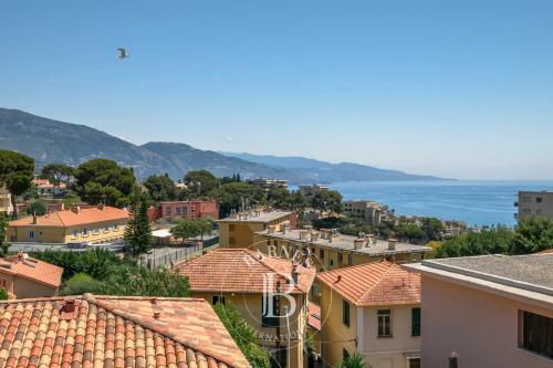 ROQUEBRUNE CAP MARTIN - ÉLÉGANTE VILLA CONTEMPORAINE AVEC VUE MER ET PISCINE
