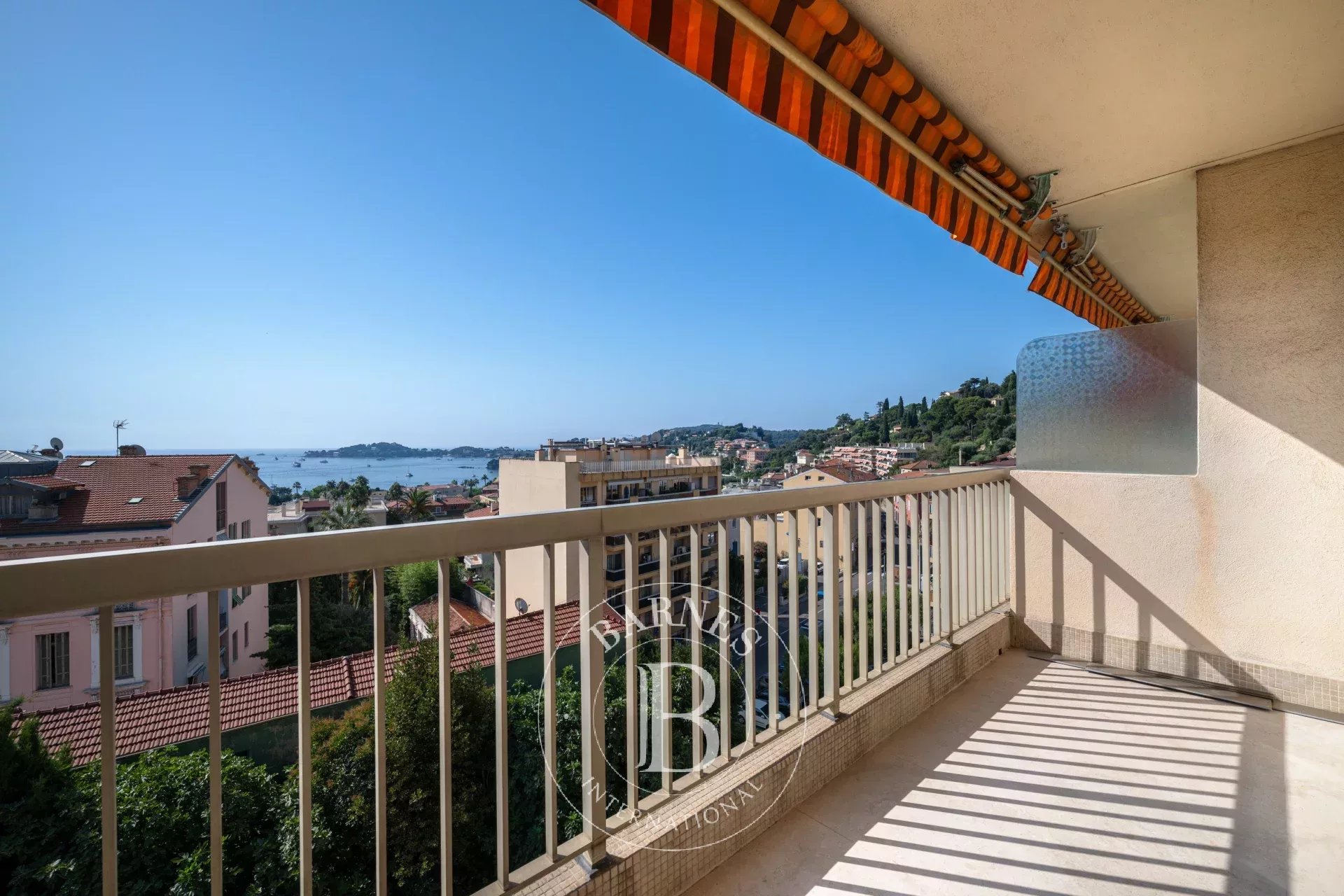 BEAULIEU-SUR-MER – APPARTEMENT D’EXCEPTION AU DERNIER ÉTAGE - VUE MER ET MONTAGNE