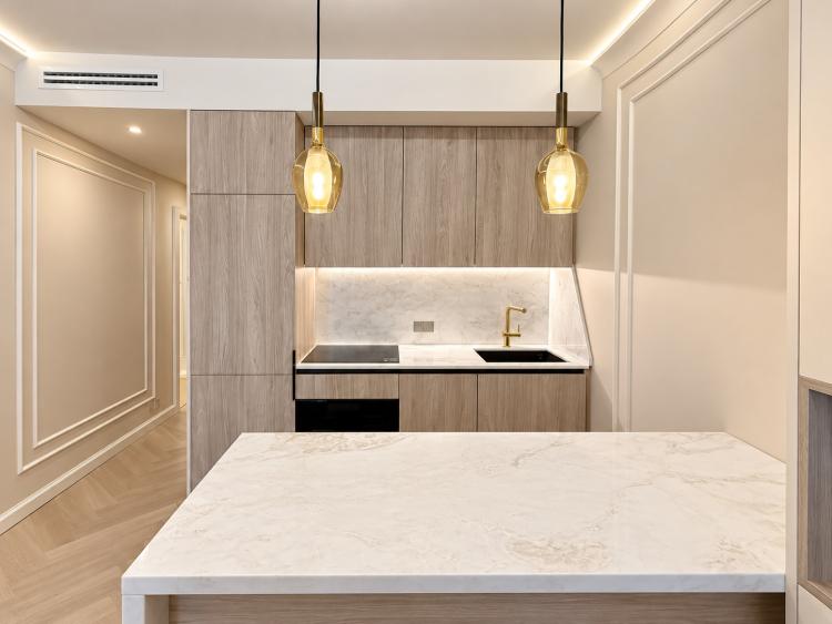 TRÈS BEAU STUDIO RÉNOVÉ MEUBLÉ AVEC APERÇU MER