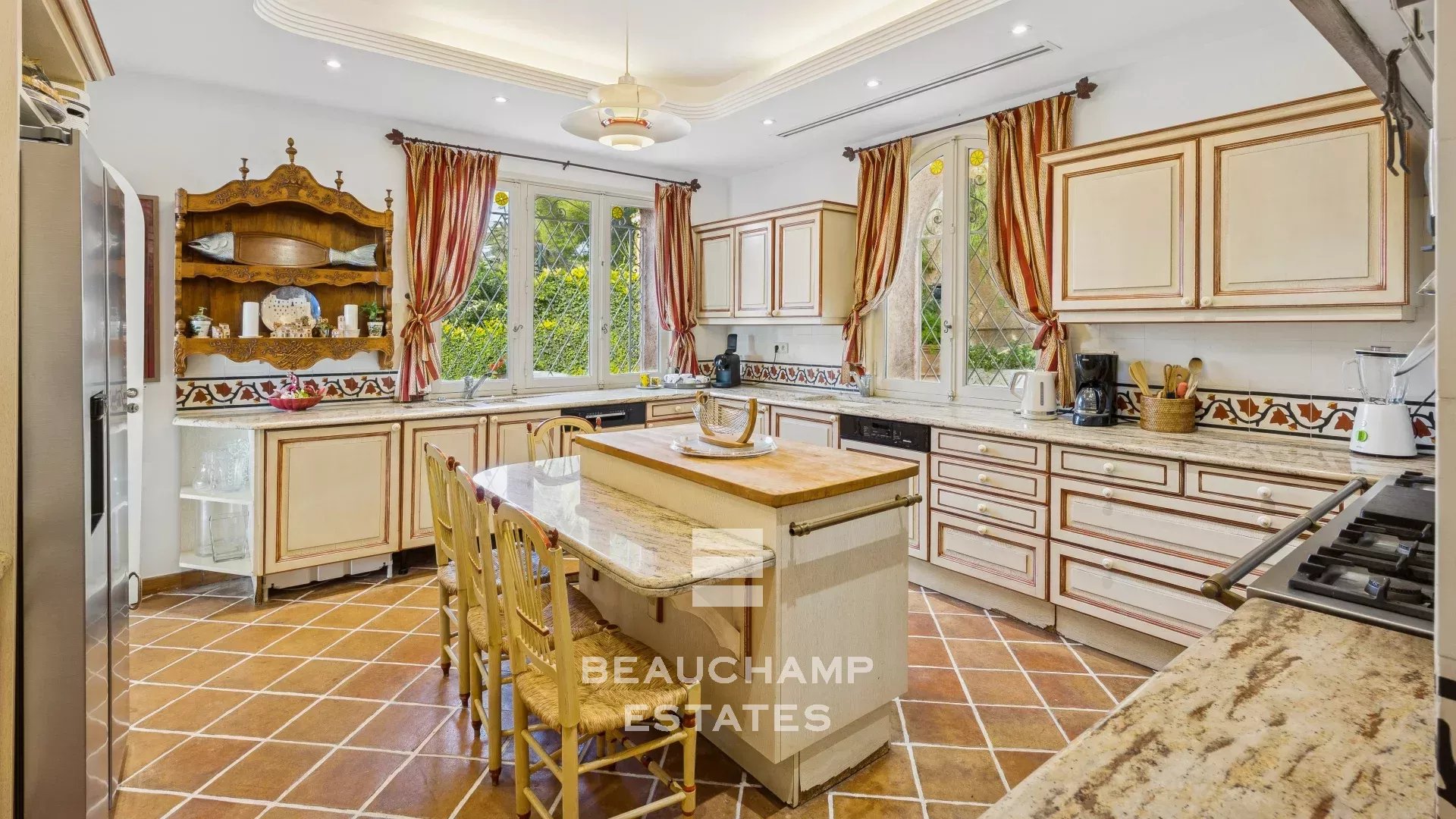 Saint-Jean-Cap-Ferrat – Villa Provençale avec Vue Mer Panoramique et Piscine Chauffée