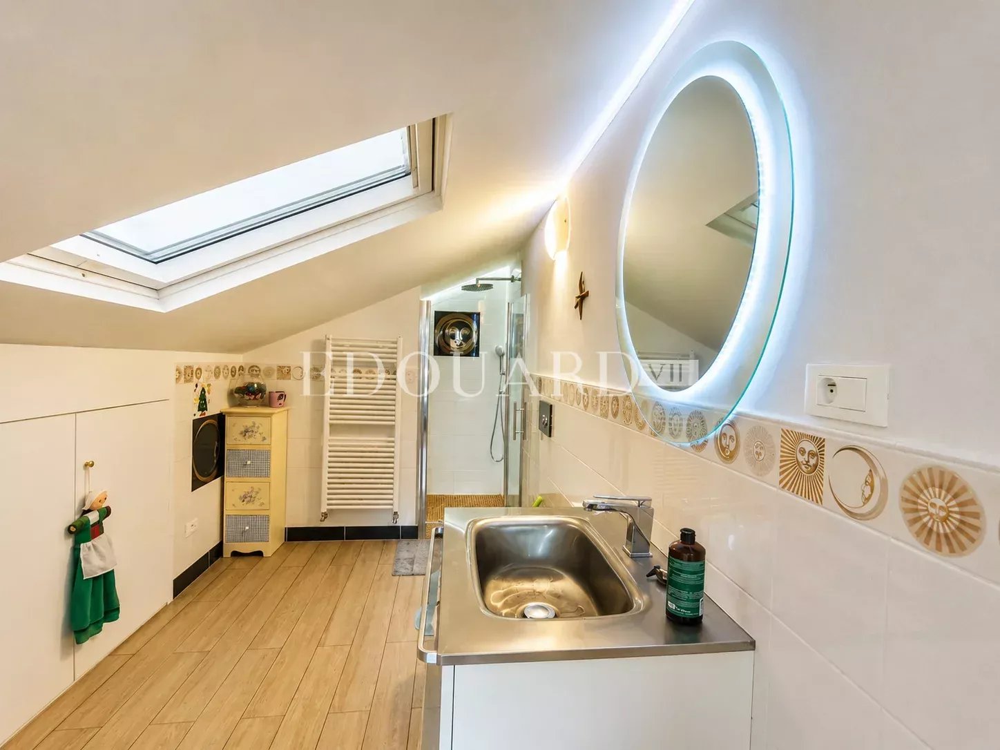 Villa indépendante à vendre, en excellent état avec piscine, jardin plat et vaste parking extérieur