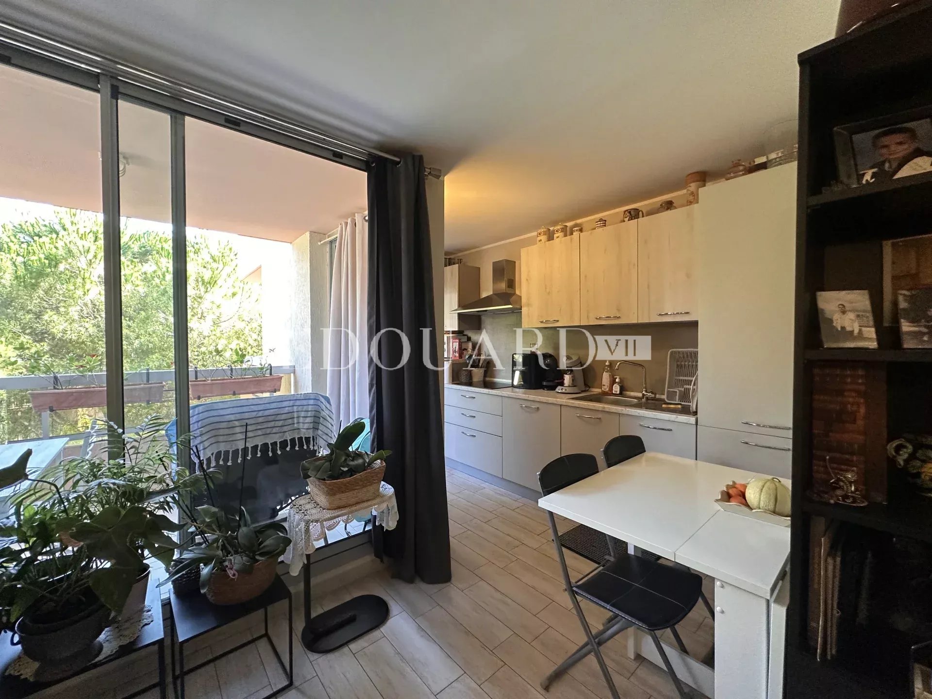 En exclusivité studio en très bon état avec belle terrasse couverte, idéal investissement locatif